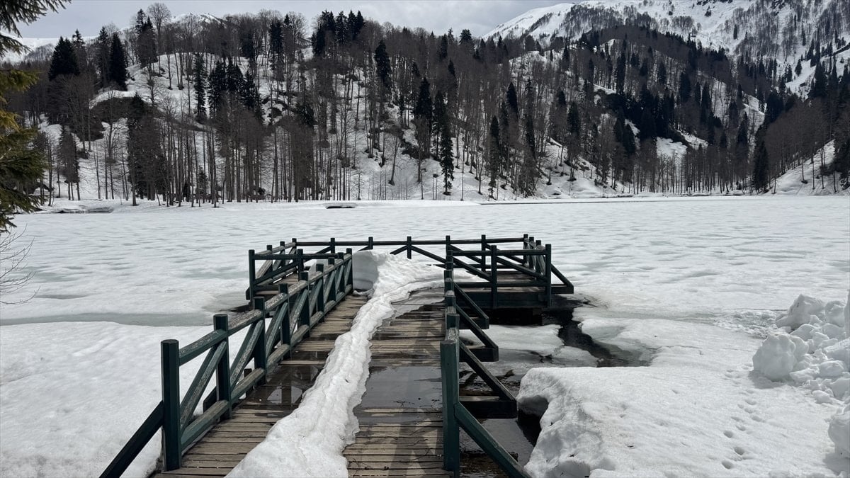 Borçka Karagöl Tabiat Parkı, kışın ardından ziyaretçilerini ağırlamaya başladı