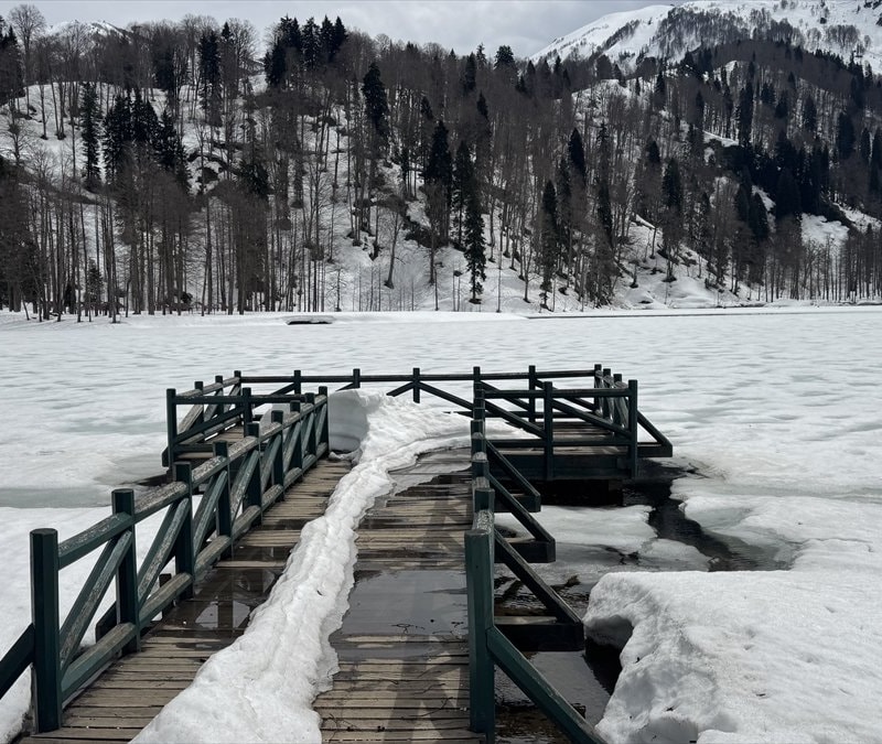 Borçka Karagöl Tabiat Parkı, kışın ardından ziyaretçilerini ağırlamaya başladı