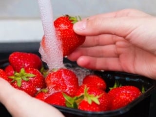 Asla yıkayıp dolaba koymayın: İşte çileklerin ömrünü uzatan saklama sırrı