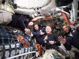 Ay yolculuğuna çıkan NASA astronotları uzaydan bağlandı