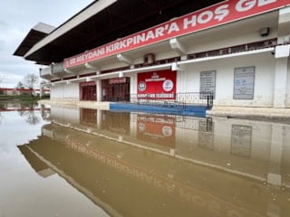 Edirne’de Tunca Nehri taştı: Sular tarihi Er Meydanı’na dayandı
