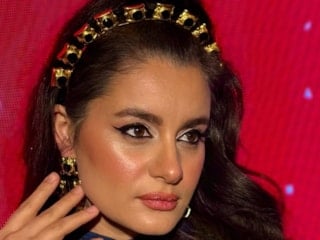 Şarkıcı Atiye eteğiyle dikkat çekti! İlginç kıyafetine yorum yağdı