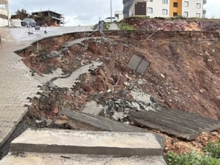 Balıkesir'de yağış sonrası toprak kayması: İnşaat alanında göçük