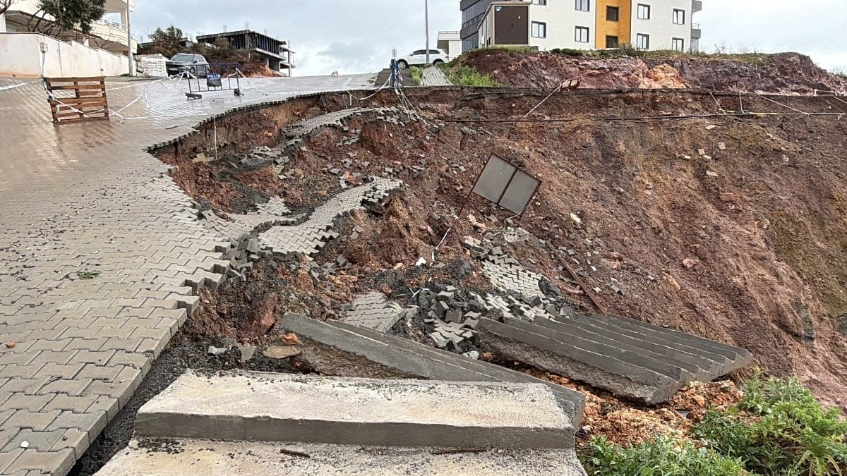 Balıkesir'de yağış sonrası toprak kayması: İnşaat alanında göçük