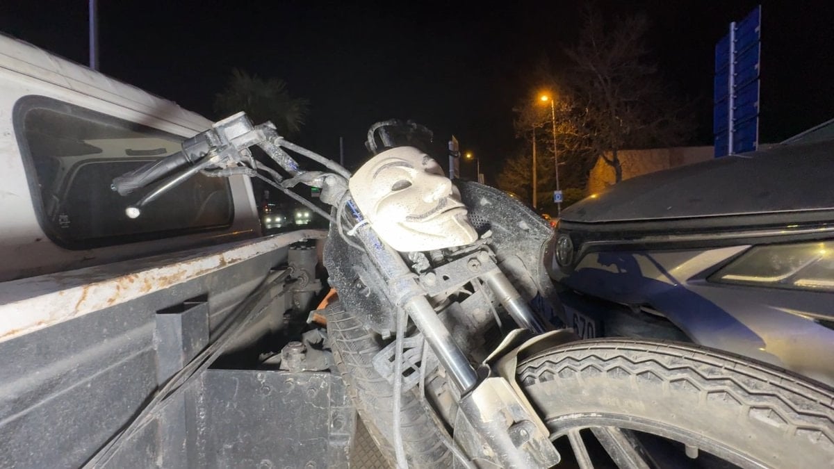 İstanbul'da far yerine 'V for Vendetta' maskesi taktı: Ceza yağdı