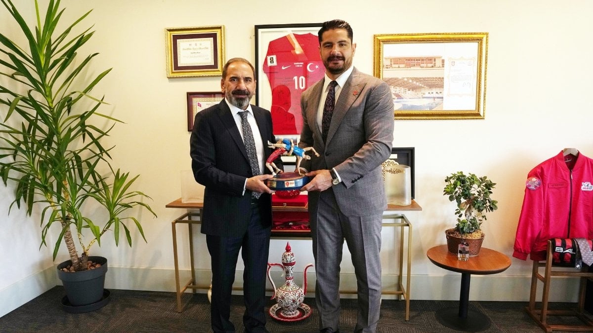 Taha Akgül, TFF Başkan Vekili Mecnun Otyakmaz'ı ziyaret etti