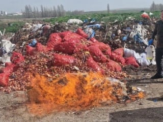 Çorum'da ele geçirilen kaçak sigara ve alkol imha edildi