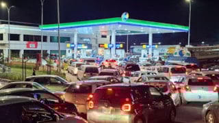 Pakistan, benzin fiyatlarında yüzde 54'lük artışa 'bedava otobüsle' çözüm arıyor