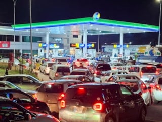 Pakistan, benzin fiyatlarında yüzde 54'lük artışa 'bedava otobüsle' çözüm arıyor