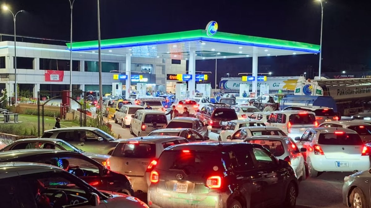 Pakistan, benzin fiyatlarında yüzde 54'lük artışa 'bedava otobüsle' çözüm arıyor