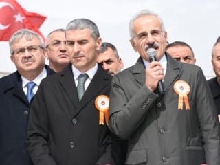 Ankara-İzmir hattını 3.5 saate indirecek olan YHT projesi yılda 13 milyondan fazla yolcu taşıyacak