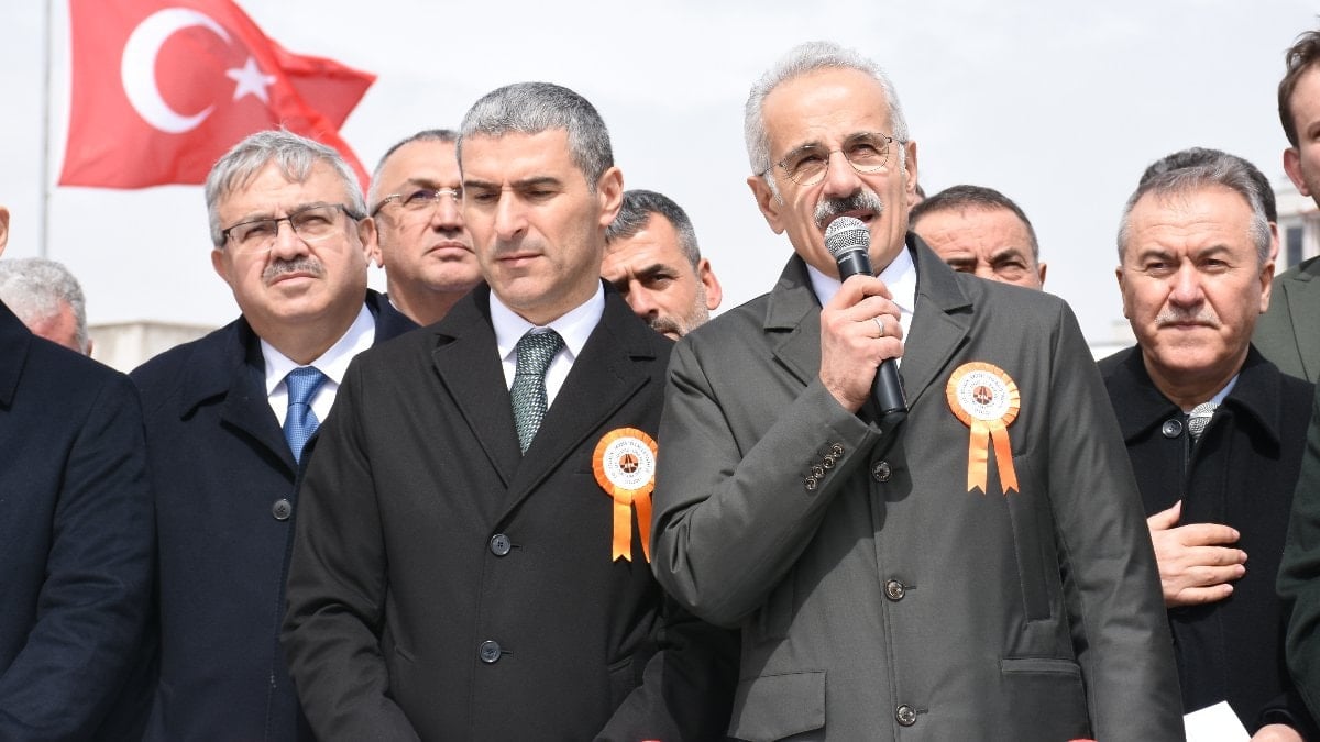 Ankara-İzmir hattını 3.5 saate indirecek olan YHT projesi yılda 13 milyondan fazla yolcu taşıyacak