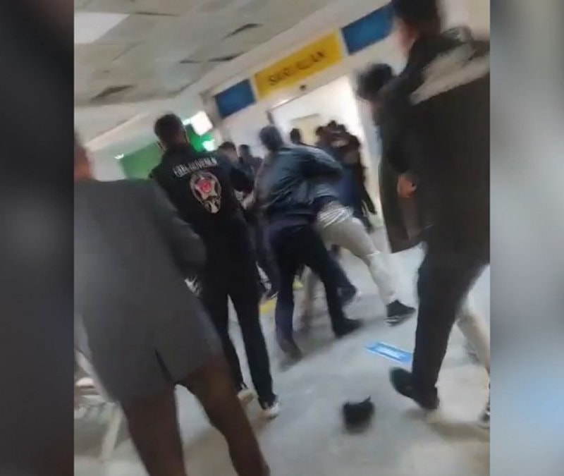 Şanlıurfa'da husumetli aileler hastanede kavga etti