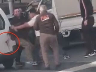 İstanbul'da iki sürücünün bıçaklı yol verme kavgası kamerada