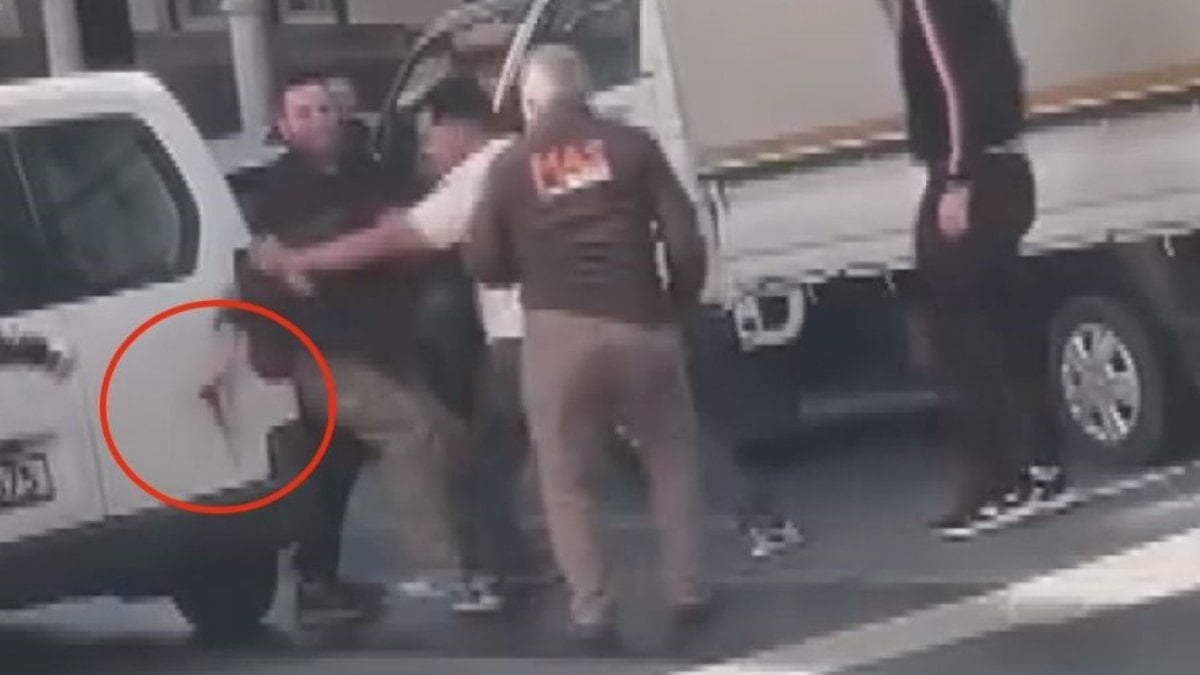 İstanbul'da iki sürücünün bıçaklı yol verme kavgası kamerada