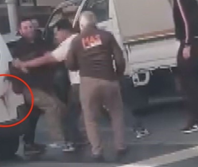 İstanbul'da iki sürücünün bıçaklı yol verme kavgası kamerada