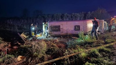 Bursa'da yolcu minibüsü devrildi: 1 ölü 12 yaralı