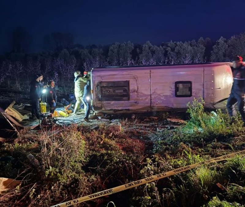 Bursa'da yolcu minibüsü devrildi: 1 ölü 12 yaralı