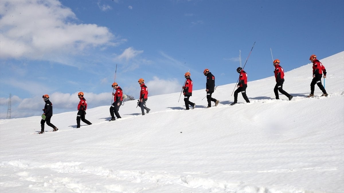Bitlis’te gönüllü ekipler çığa karşı seferber: Zorlu kış eğitimleri sürüyor