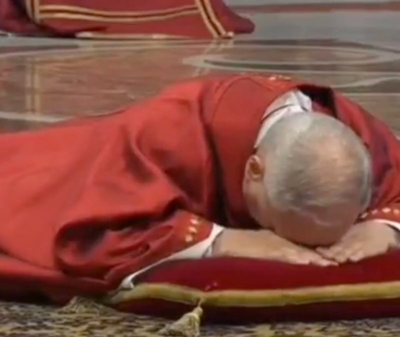 Papa 14. Leo, Kutsal Cuma ayininde ritüelini yerine getirdi