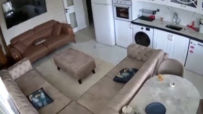 Van'da 5.2 büyüklüğündeki deprem kamerada