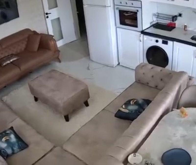 Van'da 5.2 büyüklüğündeki deprem kamerada