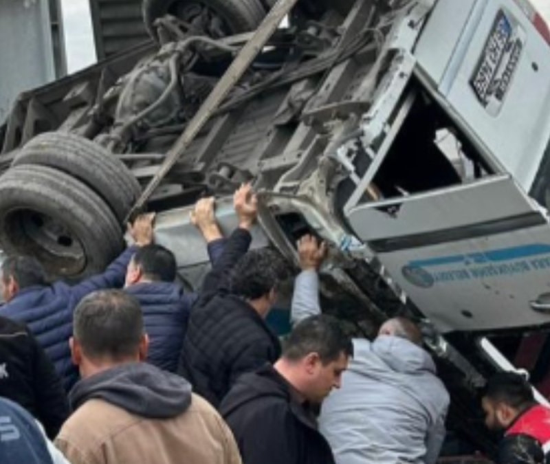Ankara'da özel halk otobüsü üst geçide çarptı: 4 kişi hayatını kaybetti
