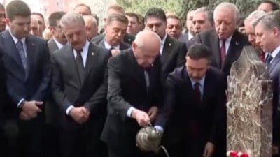 Devlet Bahçeli, Alparslan Türkeş'in kabrini ziyaret etti