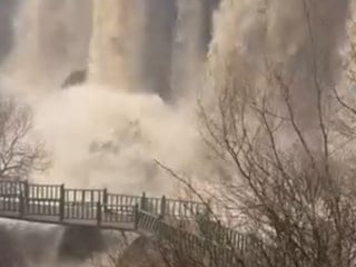 Sivas'ta sel suları Sızır Şelalesi'nin rengini değiştirdi