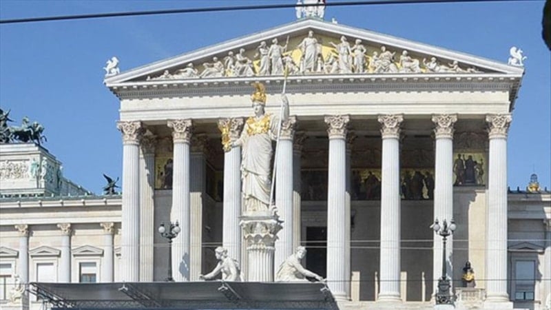 Avusturya'dan hava sahası açıklaması: Trump'ın kaotik politikalarının parçası değiliz