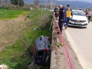 Bursa’da zincirleme kaza: Araçlardan biri dereye uçtu