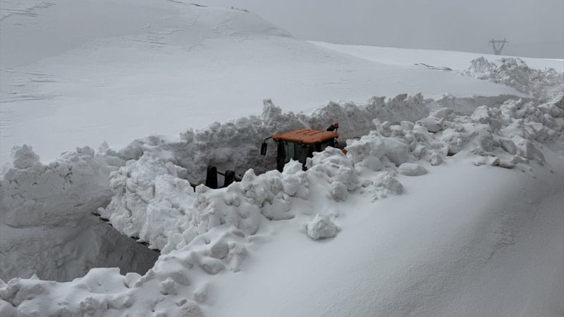 Erzincan’da 'Kar Kaplanları' zorlu mesaiye devam ediyor