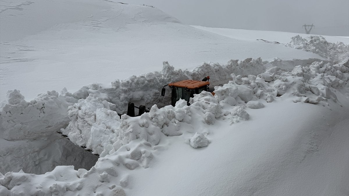 Erzincan’da 'Kar Kaplanları' zorlu mesaiye devam ediyor