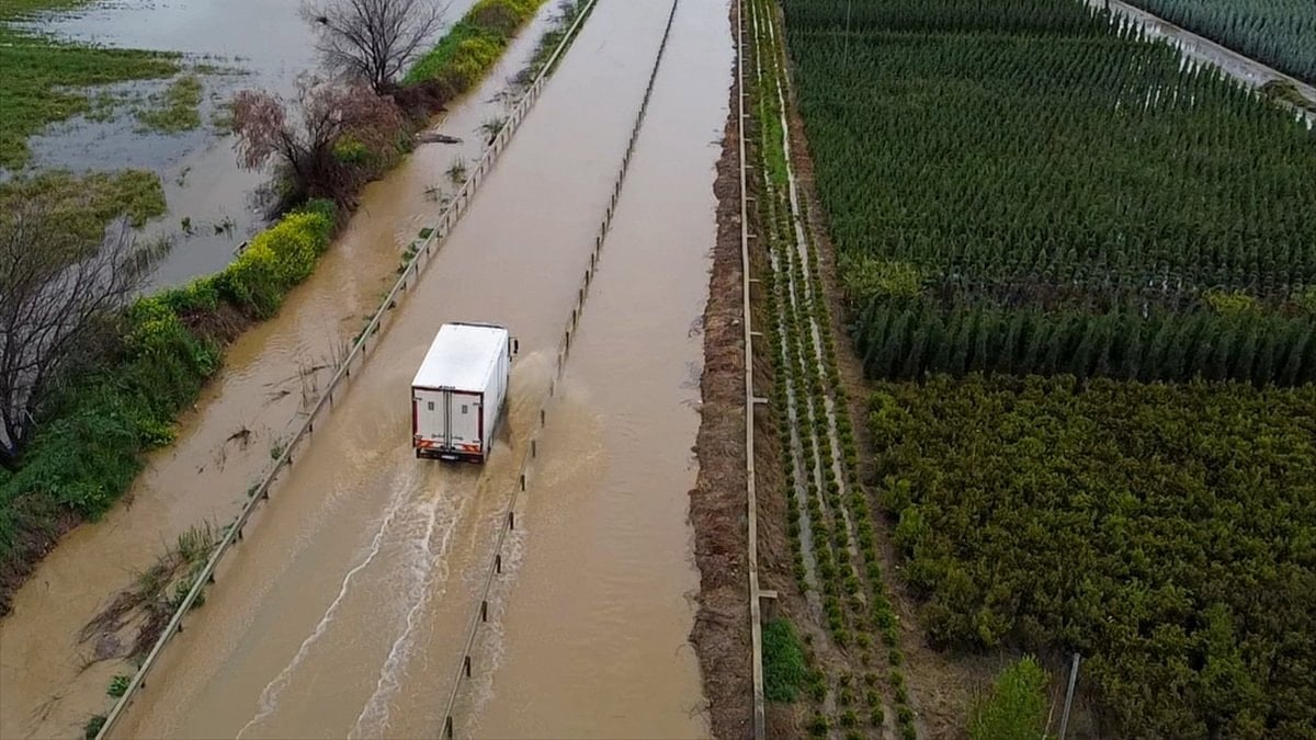 İzmir’de sağanak: Tarlalar ve yollar sular altında