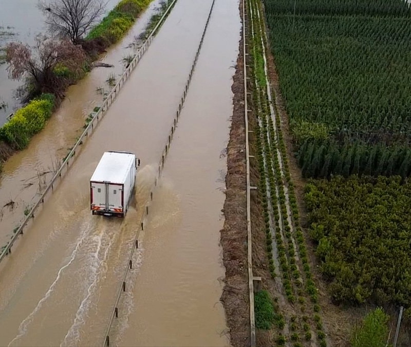 İzmir’de sağanak: Tarlalar ve yollar sular altında