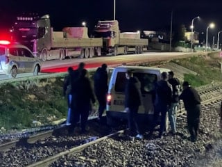 Afyonkarahisar’da sürücü raylara girdi: Facia kıl payı atlatıldı