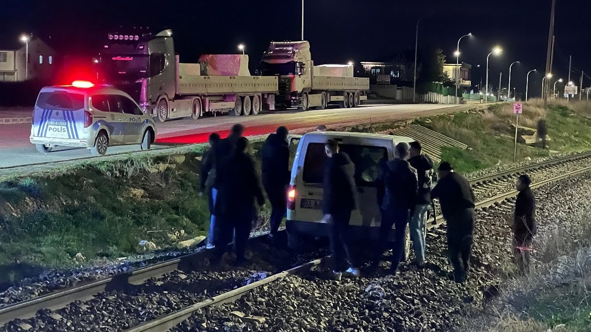 Afyonkarahisar’da sürücü raylara girdi: Facia kıl payı atlatıldı