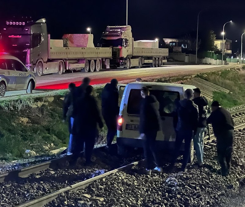 Afyonkarahisar’da sürücü raylara girdi: Facia kıl payı atlatıldı