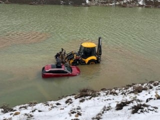 Yayla yolu göle döndü: Konya’da araçta mahsur kalan aile kurtarıldı