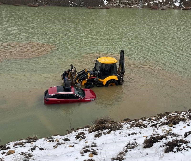 Yayla yolu göle döndü: Konya’da araçta mahsur kalan aile kurtarıldı