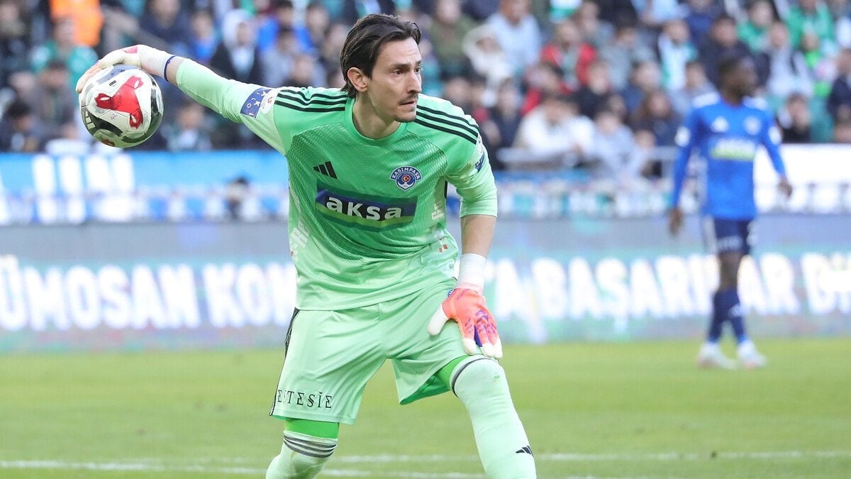 Kasımpaşa kalecisi Gianniotis kendi kalesinden gol attı!