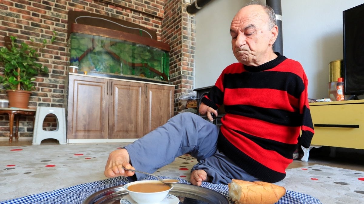 Antalya'da doğuştan elleri olmayan adam her işini ayakaları ile görüyor