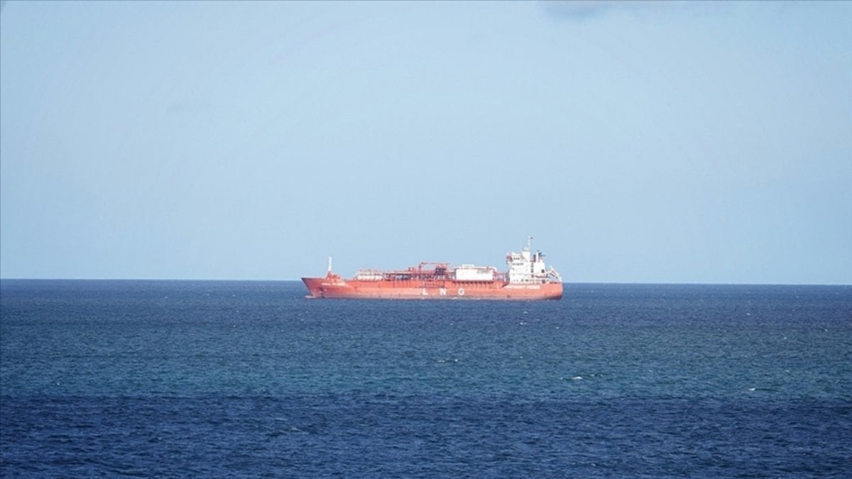 İran’dan Hürmüz Boğazı’nda yardım taşıyan gemilere geçiş izni