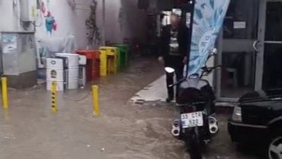 İzmir Dikili’de ani sağanak, hayatı felç etti