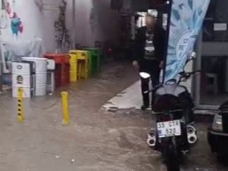 İzmir Dikili’de ani sağanak, hayatı felç etti