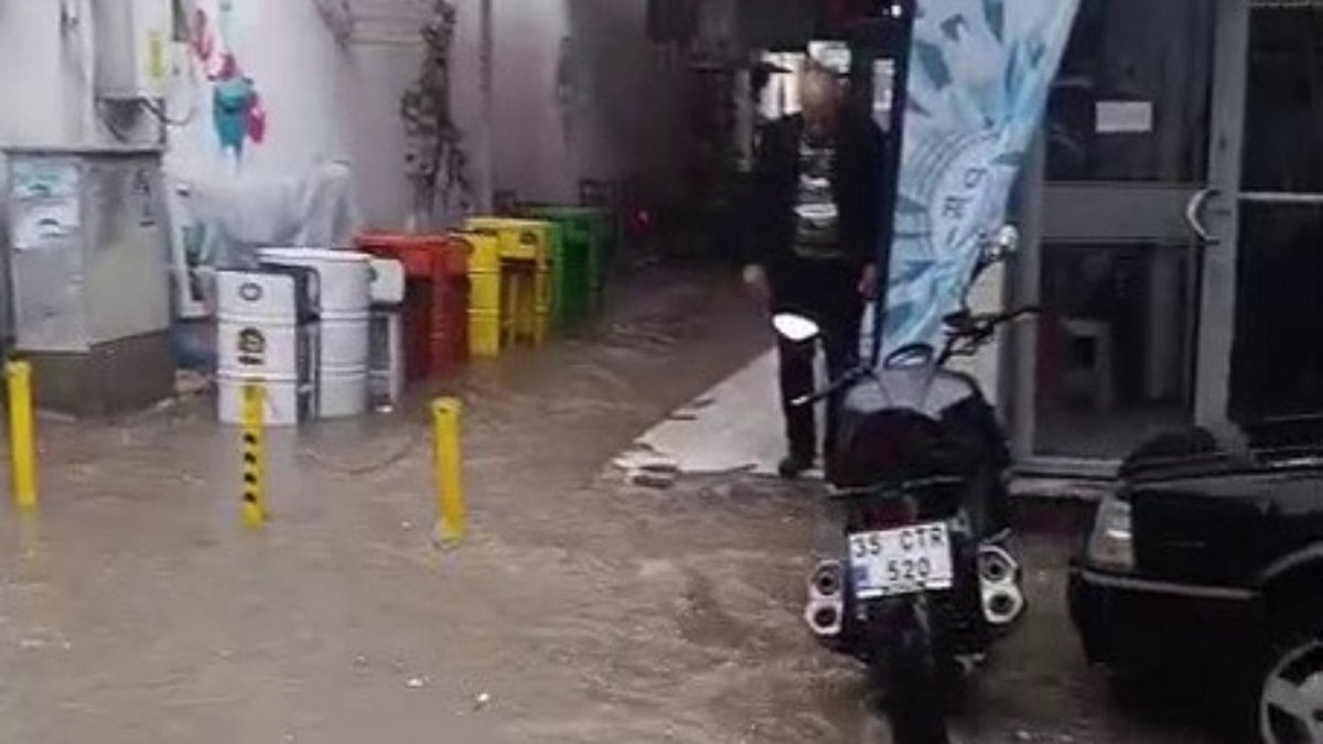 İzmir Dikili’de ani sağanak, hayatı felç etti