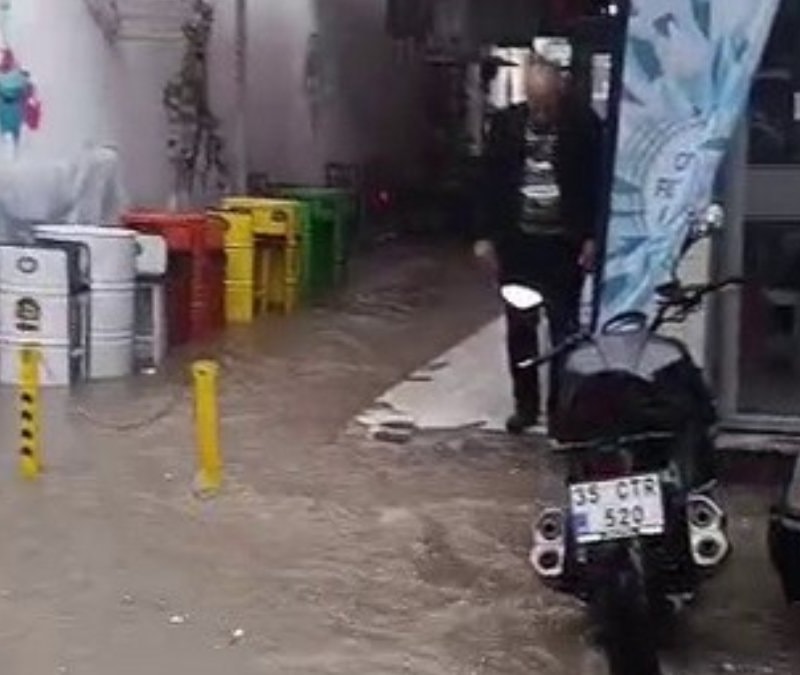 İzmir Dikili’de ani sağanak, hayatı felç etti