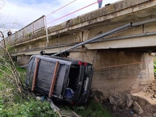 Bursa'da kazada savrulan araç, dere yatağına uçtu
