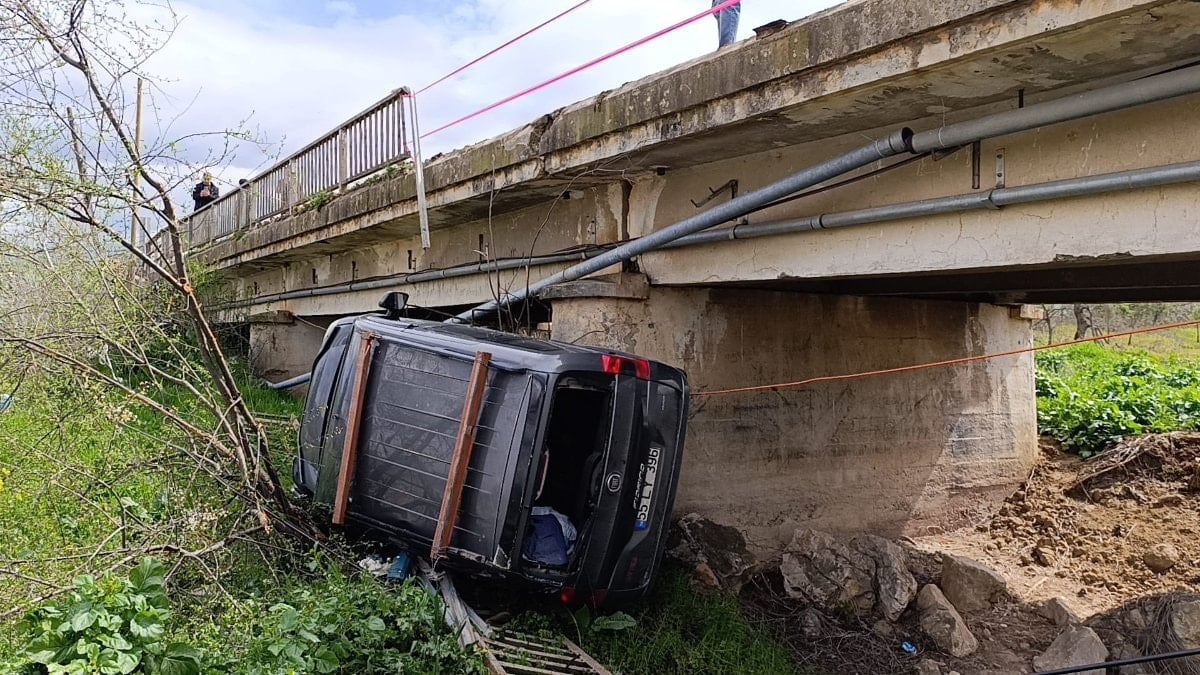 Bursa'da kazada savrulan araç, dere yatağına uçtu