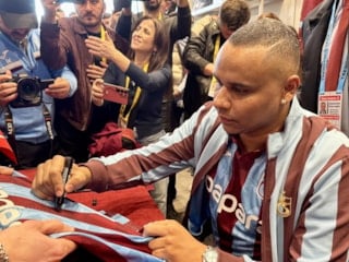 Trabzonspor'un eski oyuncusu Jaja, bordo-mavili taraftarlarla buluştu